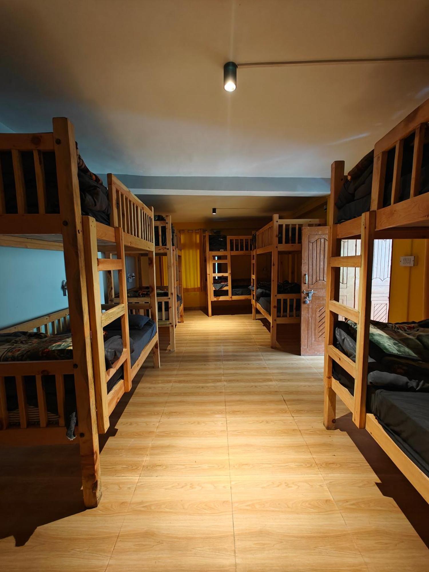 Whoopers Hostel Tosh Dış mekan fotoğraf